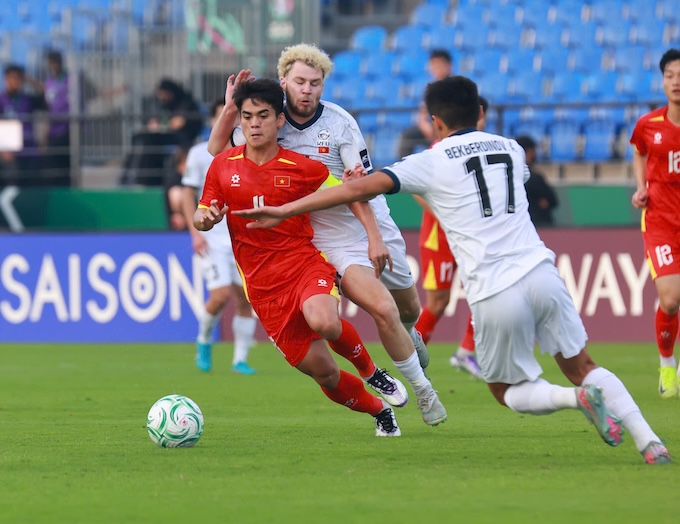 Các tuyển thủ trẻ U23 Việt Nam tiếp tục gồng mình để thắng đối thủ ở trận đấu cuối nhằm giành vé đi tiếp. Ảnh: Ted Trần