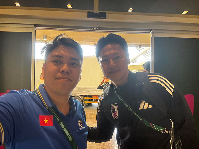 HLV Oiwa Go trao đổi với phóng viên Bóng đá