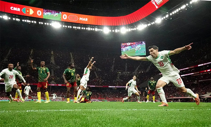 Diaz ăn mừng bàn thắng trước Cameroon