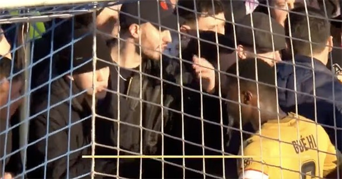 Guehi tiến lại gần các CĐV Crystal Palace sau thất bại trước Macclesfield 