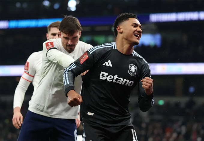 Rồi đẩy ngã tiền đạo của Aston Villa