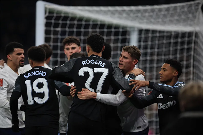 Rogers lao vào bảo vệ đồng đội