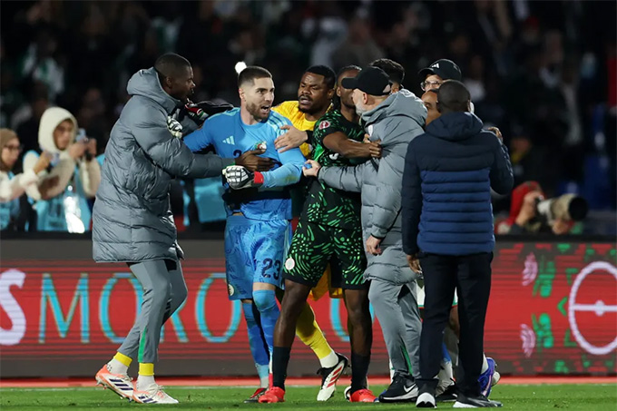 Ban huấn luyện và các cầu thủ hai đội phải can ngăn Luca Zidane