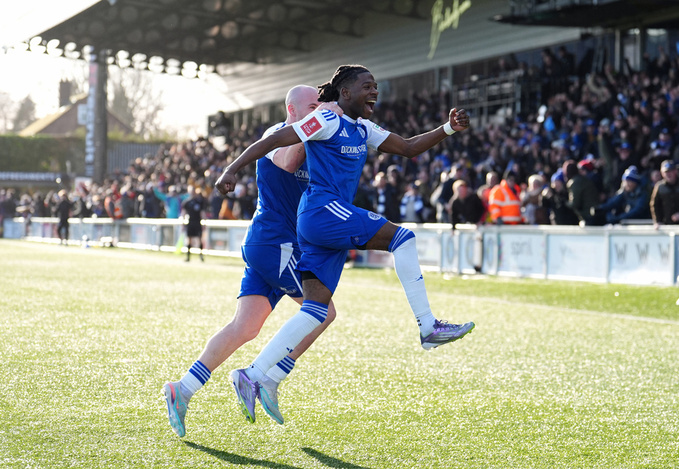 Hy vọng Macclesfield sẽ tiếp tục viết chuyện cổ tích ở vòng 4 Cúp FA