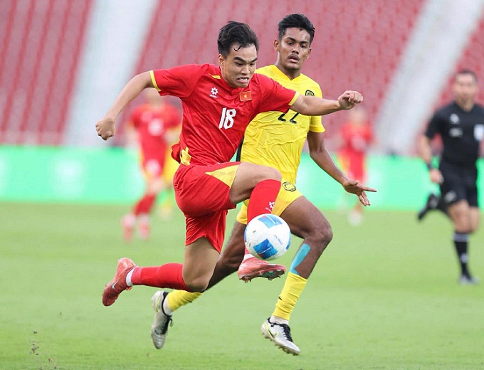 Công Phương lần đầu được trao cơ hội đá chính. Ảnh: Minh Tuấn 