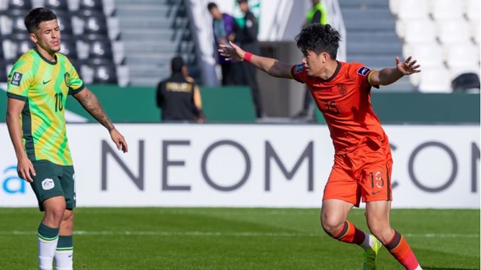 Trung vệ Peng Xiao ăn mừng bàn thắng vào lưới U23 Australia 