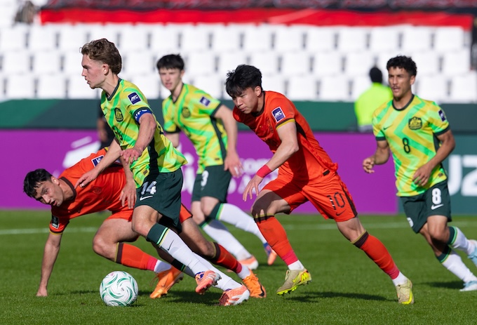 U23 Trung Quốc (áo đỏ) bất ngờ có trận thắng U23 Australia