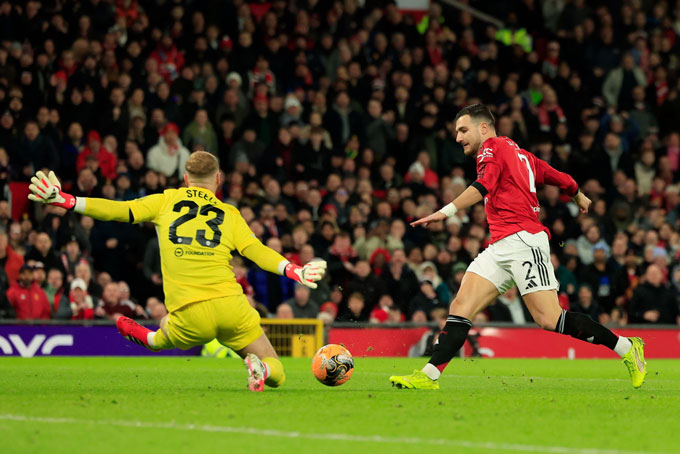 Dalot bỏ lỡ cơ hội ngay đầu trận