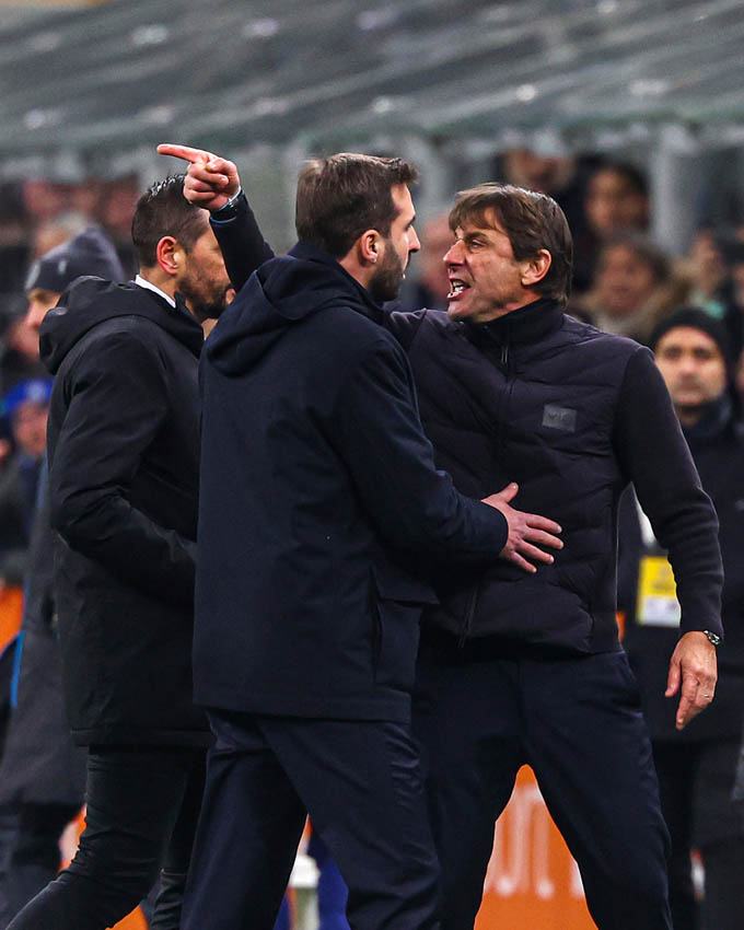 Conte nhận thẻ đỏ vì nóng tính