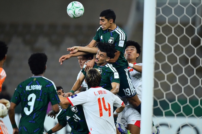 Pha không chiến của cầu thủ hai đội. Ảnh: Trí Công 