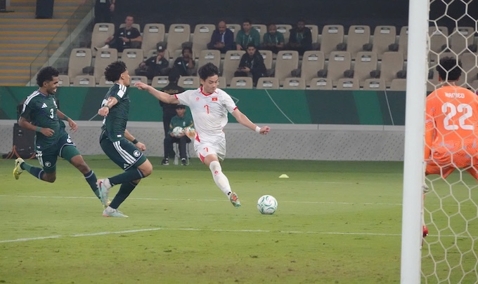 Đình Bắc với pha ghi bàn trong trận thắng U23 Saudi Arabia. Ảnh: Trí Công