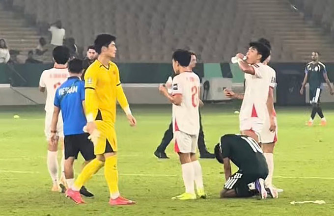 Cầu thủ U23 Việt Nam động viên U23 Saudi Arabia 