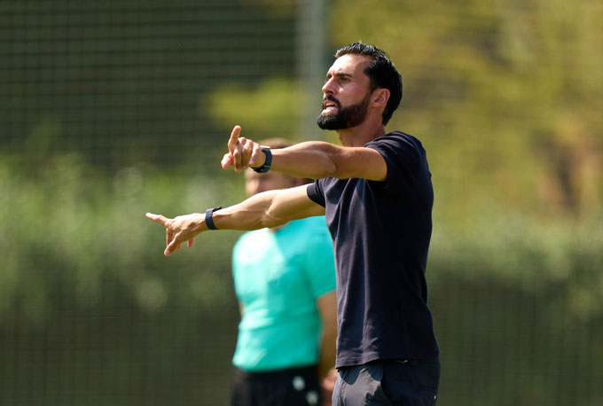 Arbeloa đã có nhiều thành công ở giải trẻ và được đánh giá là mẫu HLV hiện đại