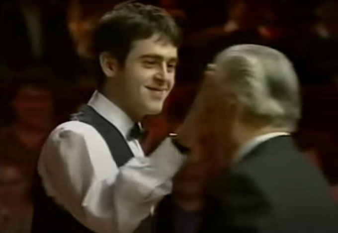 O’Sullivan che mắt trọng tài trong lúc cố nén cười