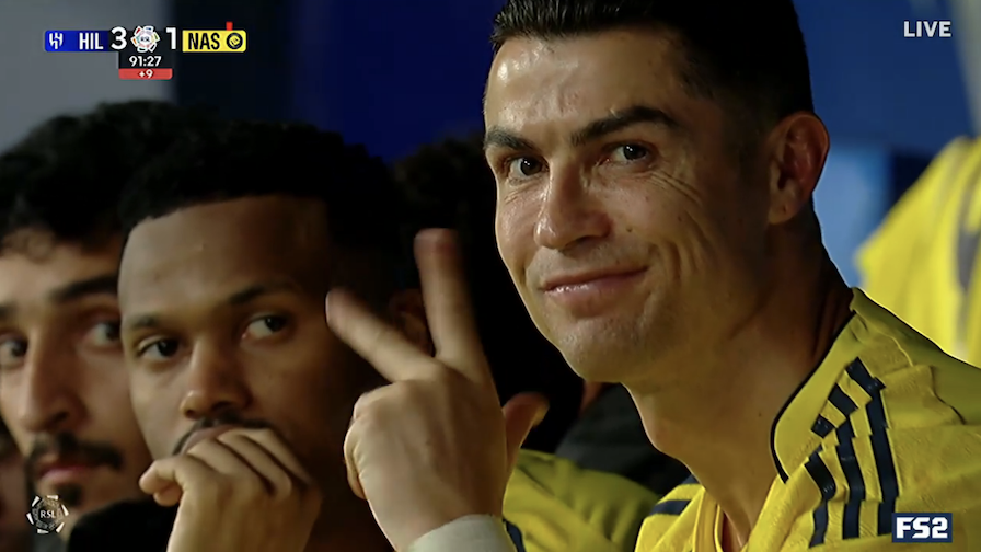 Nụ cười kỳ lạ của Ronaldo khi Al Nassr thua ngược Al Hilal