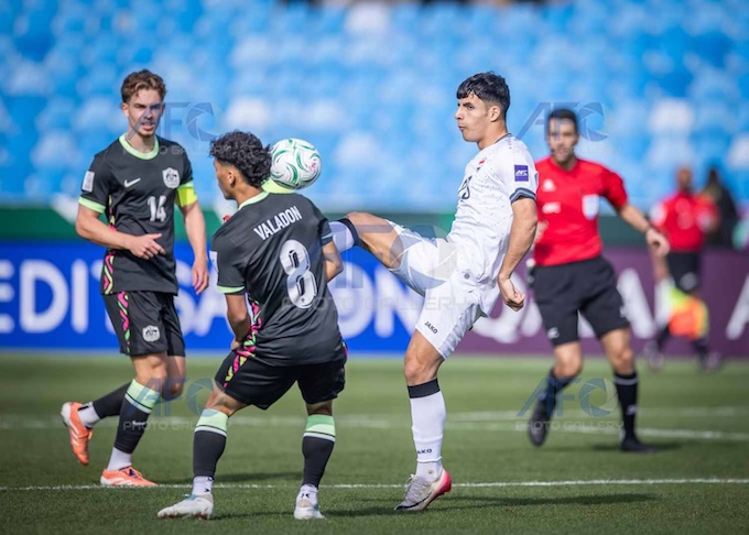 Bị thua bất ngờ trên chấm 11m đã khiến U23 Australia (áo đen) choáng váng. Ảnh: AFC