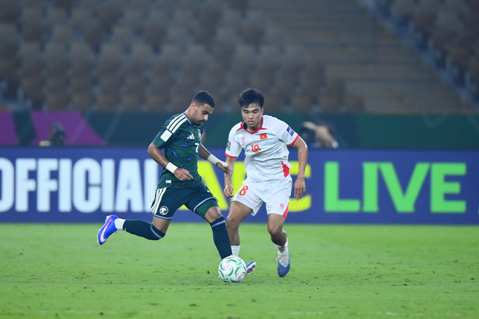 Công Phương (áo trắng) là một tài năng của bóng đá Việt Nam.