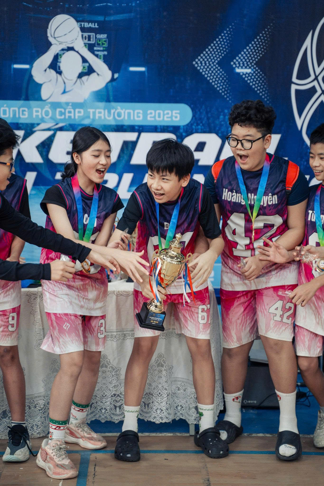 Đội lớp 7A8 vô địch bóng rổ