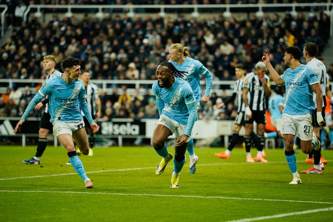 Đồng đội chia vui cùng Semenyo