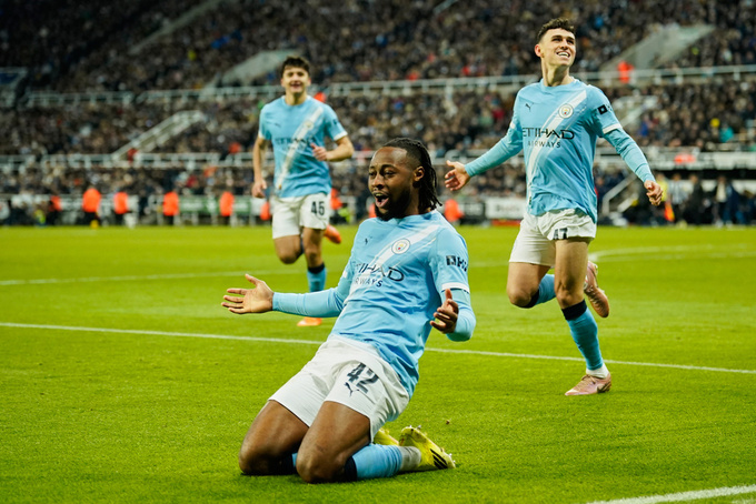 Antoine Semenyo ăn mừng sau khi xé lưới Newcastle để mở tỉ số cho Man City
