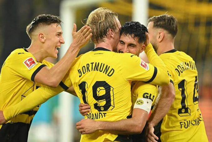Niềm vui thắng lợi của các cầu thủ Dortmund