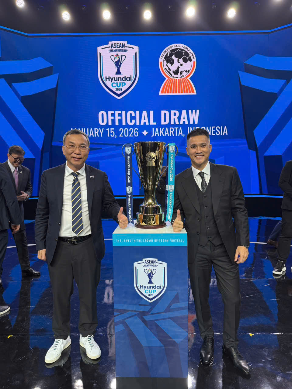 Chủ tịch LĐBĐ Việt Nam - Trần Quốc Tuấn (trái) và cựu danh thủ Lê Công Vinh có mặt tại Lễ bốc thăm AFF Cup 2026 ở Indonesia
