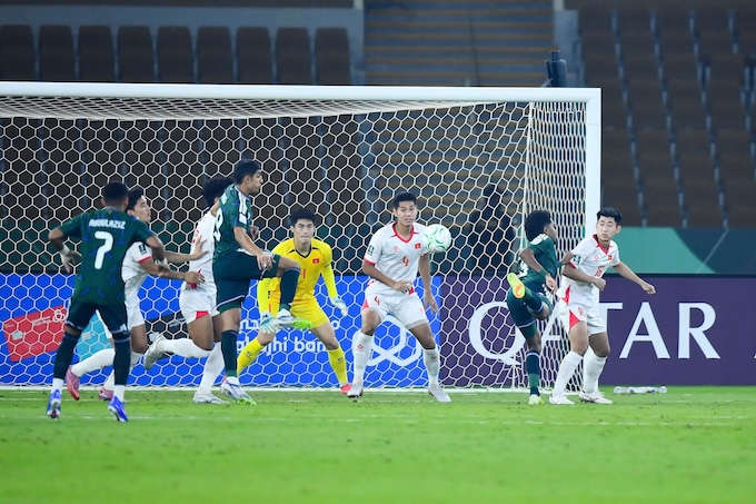 Thủ môn Trung Kiên đang là lá chắn thép của U23 Việt Nam. Ảnh: Trí Công 