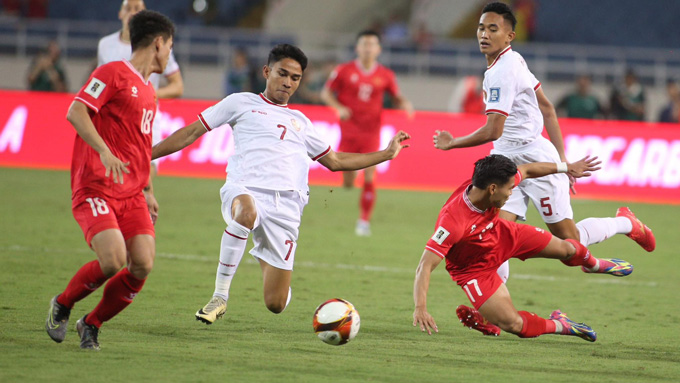 ĐT Việt Nam (áo đỏ) đụng độ ngay Indonesia ở vòng bảng. Ảnh - Đức Cường