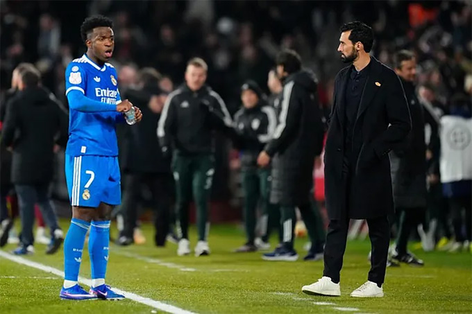 Vinicius không thể giúp ông thầy Arbeloa có màn ra mắt như ý