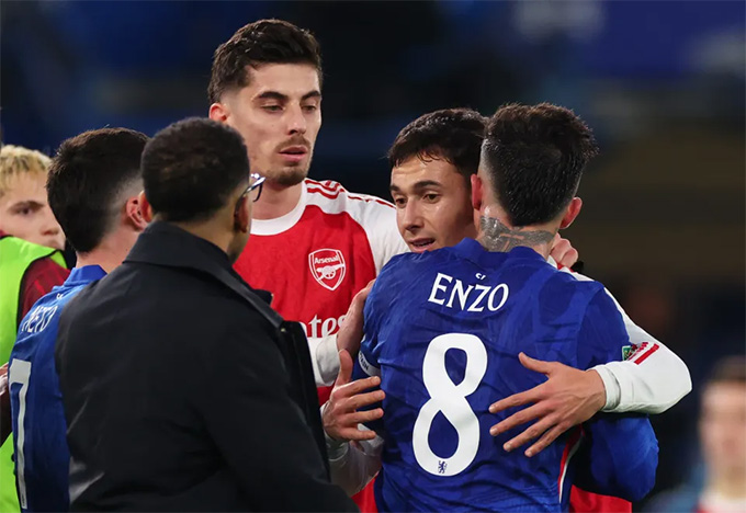 Enzo không kiềm chế được cảm xúc