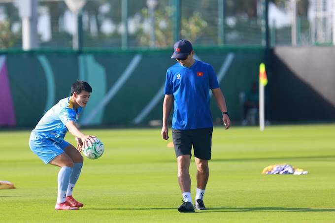 Thanh Nhàn đã tập lại dưới sự theo dõi của HLV Kim Sang Sik. Ảnh: Trí Công 