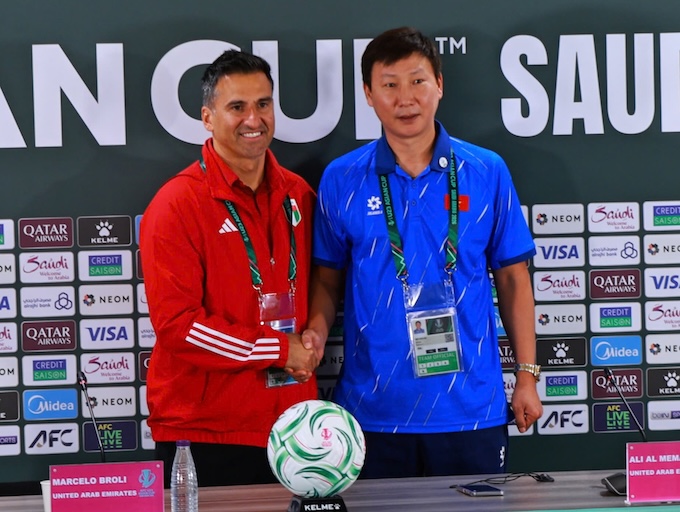 HLV U23 UAE và U23 Việt Nam trước trận tứ kết. Ảnh: Trí Công 