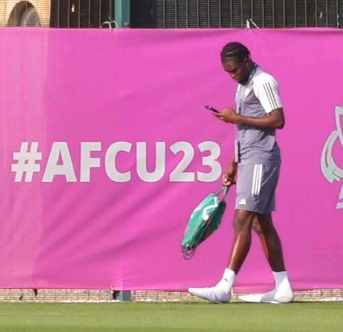 Cầu thủ U23 UAE đi dép lê khách sạn đến sân, thái độ lững thững - Ảnh: Ted Trần TV