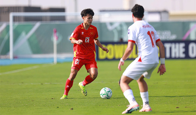 Minh Phúc chắc chắn sẽ có ngày làm việc vất vả khi phải đối đầu với ngôi sao tấn công hàng đầu bên phía UAE - Ali Mohamed Memari - Ảnh: Ted Trần TV 