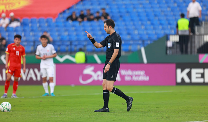 Trọng tài Heidari Payam từng thổi phạt đền cho U23 Việt Nam trong trận gặp Kyrgyzstan - Ảnh: Ted Trần TV 