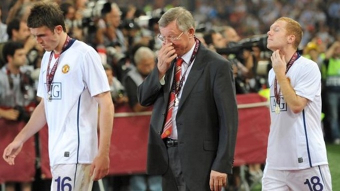 Carrick (trái) cúi đầu sau thất bại trước Barca ở Rome năm 2009