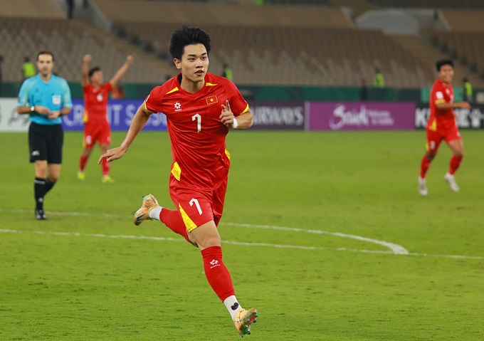 Đình Bắc vào sân và lập tức toả sáng