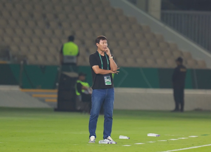 HLV Kim Sang Sik chỉ đạo trận đấu trên sân. Ảnh: Trí Công 