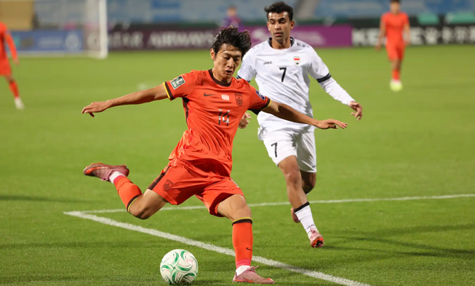 U23 Trung Quốc (áo đỏ) đã chơi phòng ngự rất kiên cường để rồi giải quyết đối thủ trên chấm 11m