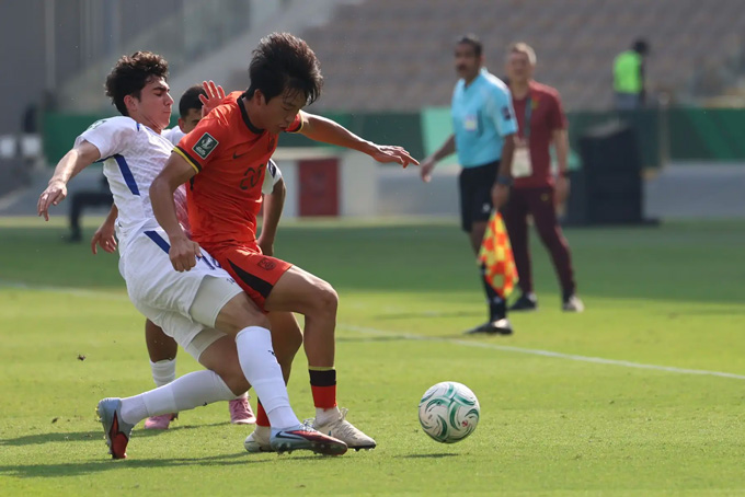 Trung Quốc (áo đỏ) sẽ gặp Việt Nam trong trận bán kết