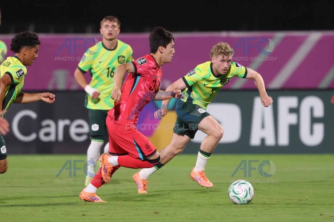 Pha tranh bóng quyết liệt của cầu thủ hai đội. Ảnh: AFC 