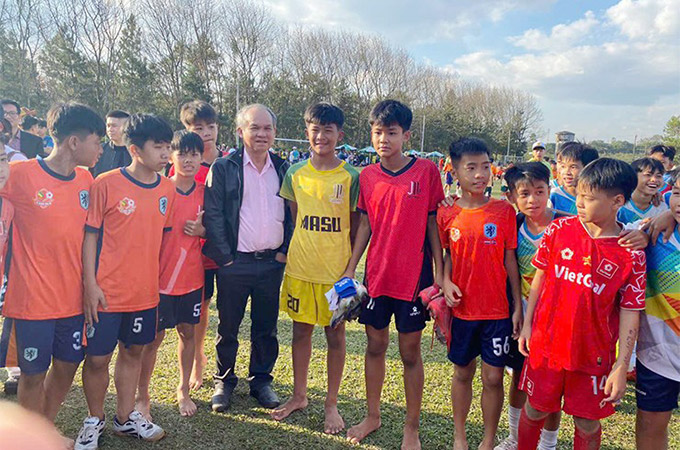 Bầu Đức thu hút sự chú ý khi tham dự ngày hội tuyển sinh của HAGL 