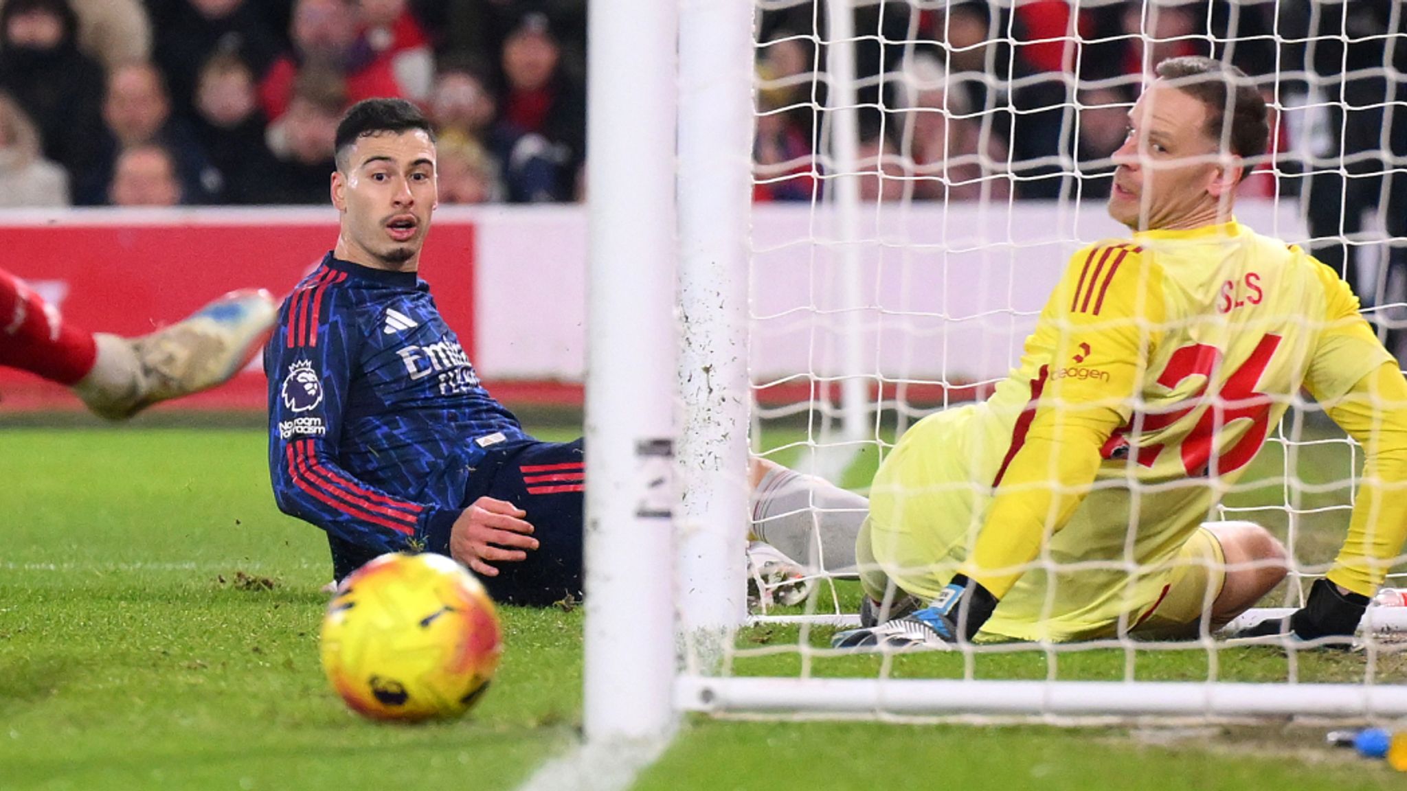 Martinelli sút bóng chệch khung thành bên phải trong gang tấc minh họa cho việc Arsenal bỏ lỡ cơ hội ghi bàn ở trận này