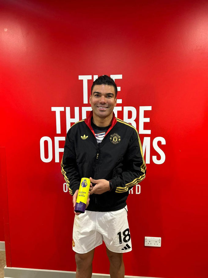 Casemiro nhận giải Cầu thủ xuất sắc nhất ở trận derby Manchester