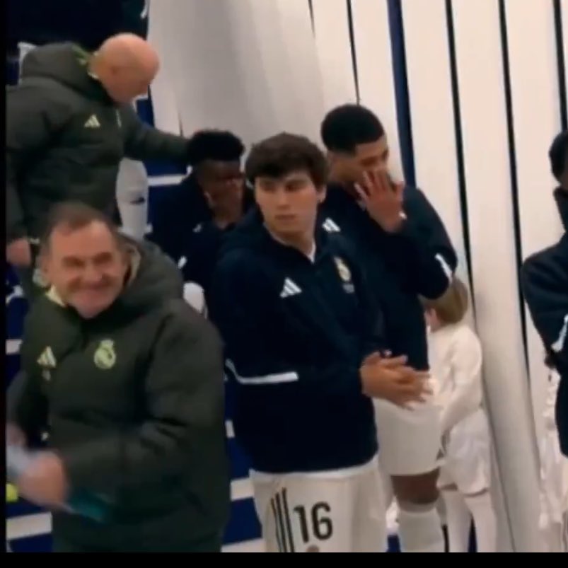 Thành viên trong BHL Real Madrid động viên Vinicius trong đường hầm