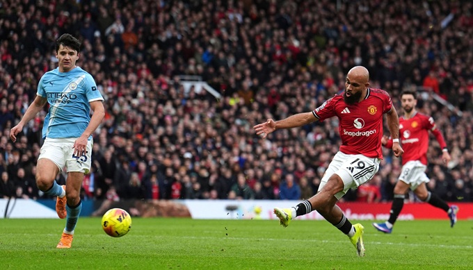 Bryan Mbeumo ghi bàn mở tỷ số trong trận gặp Man City (2-0)