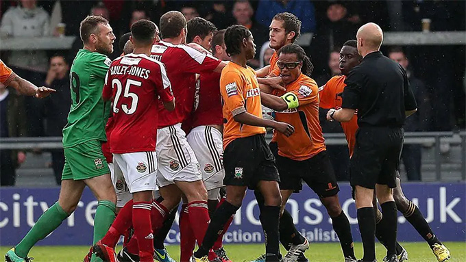 Davids đã bị truất quyền thi đấu tổng cộng 5 lần khi khoác áo Barnet