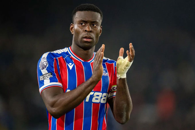 Marc Guehi đã có mặt ở Manchester