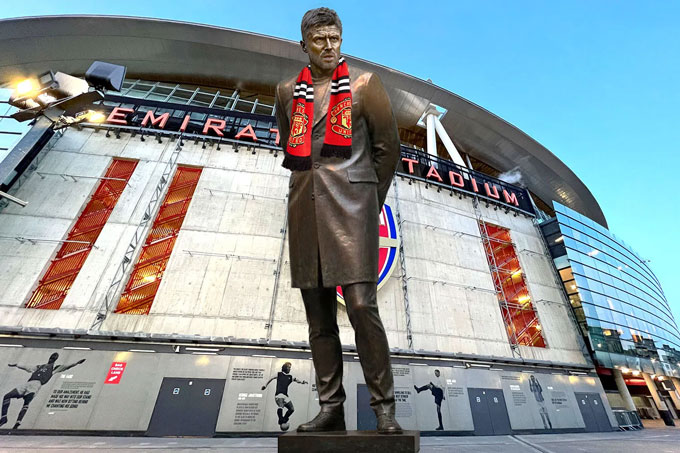 Bức tượng mô phỏng Carrick bên ngoài sân Emirates
