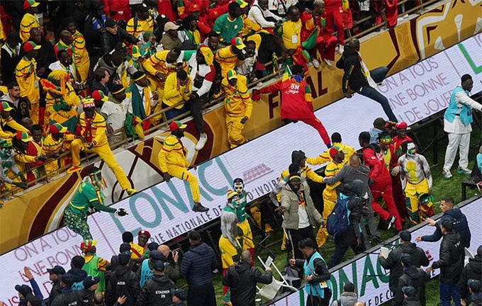 CĐV Senegal suýt tràn xuống sân sau quyết định thổi phạt 11m